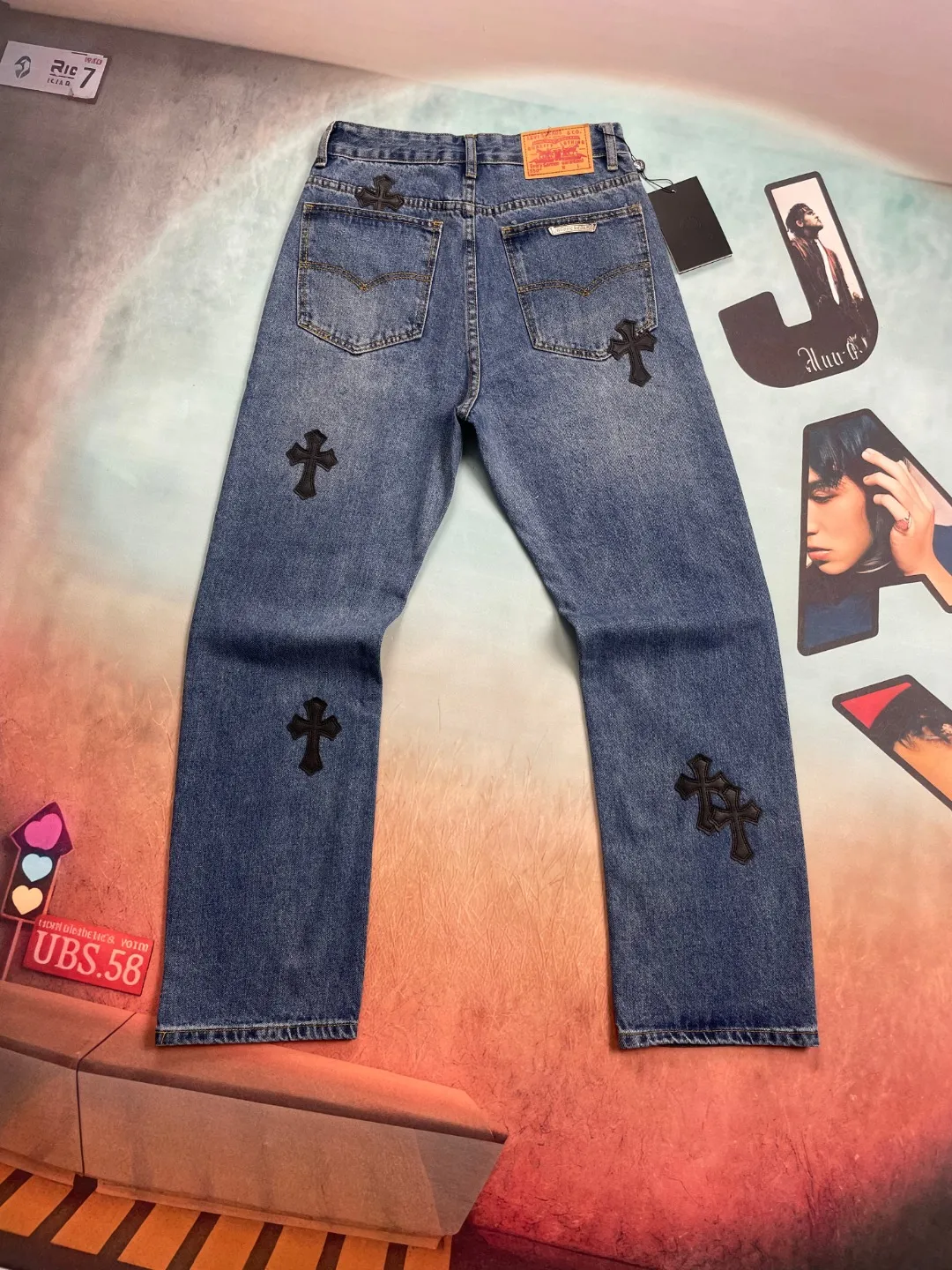 🅿️270 🔘Style No.-KL153 🔘Cro Heart𝐂𝐡𝐫𝐨𝐦𝐞 𝐇𝐞𝐚𝐫𝐭 CH Graffiti-patched Little Monster Jeans* This Crocodile Jeans are the perfect fusion of trend and ingenuity. High-quality denim is selected and undergoes a special washing process to present a natural retro color and texture. The iconic black cross patch is scattered and matched with colorful personalized graffiti and patterns to break the monotony and release an unruly attitude. Three-dimensional tailoring outlines clean lines, and the fit is comfortable and flattering. Whether paired with a simple T-shirt or a statement top, you can easily create an eye-catching look and help you express your unique fashion sense.  Size: S M L XL (28.30.32.34) Color: Blue